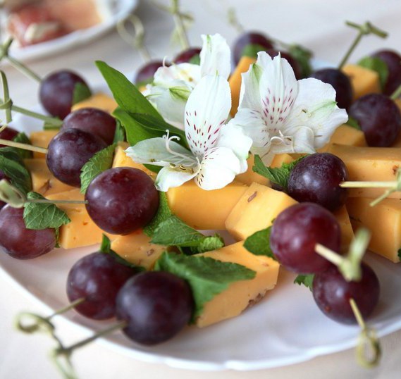 <span style="font-weight: bold;">Канапе с сыром Гауда, виноградом и мятой</span><br>